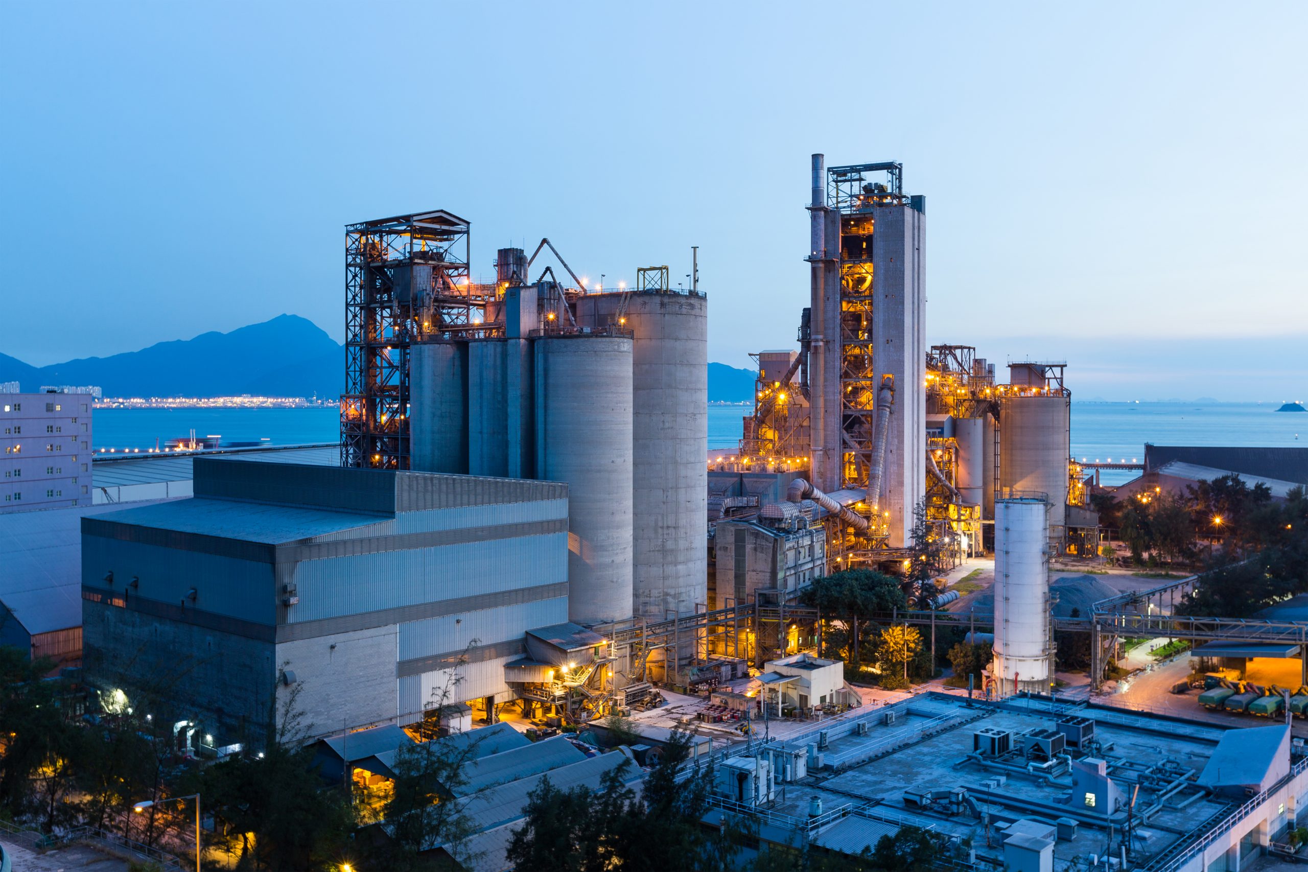 Planta industrial al atardecer con sistemas de refrigeración