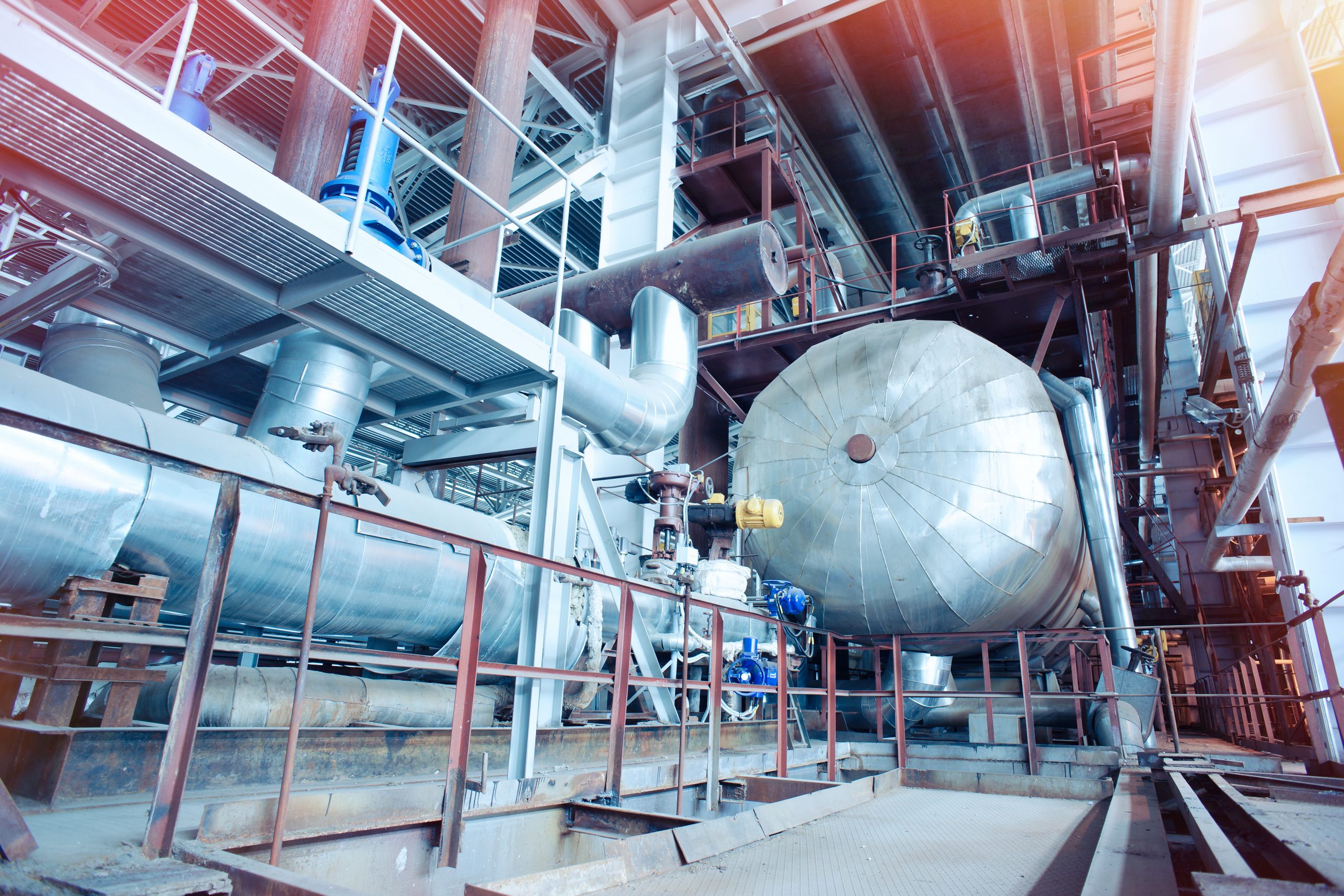 Tuberías y válvulas industriales en planta de producción