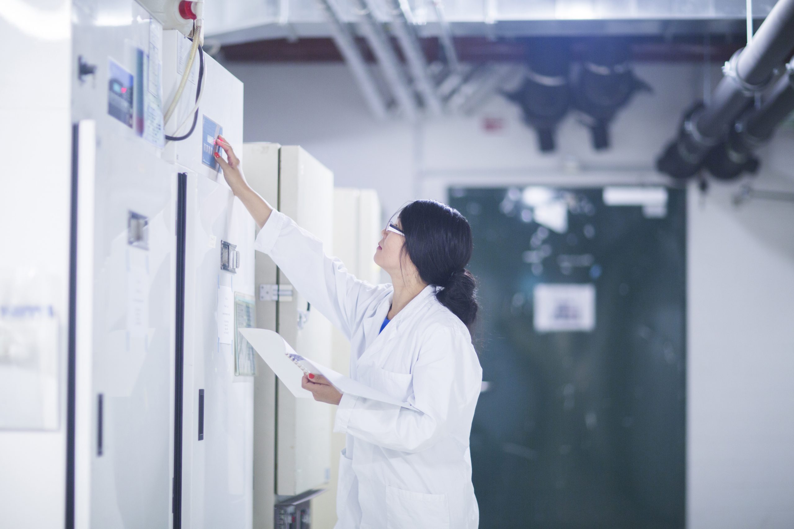 Científico en sala de control de laboratorio farmacéutico