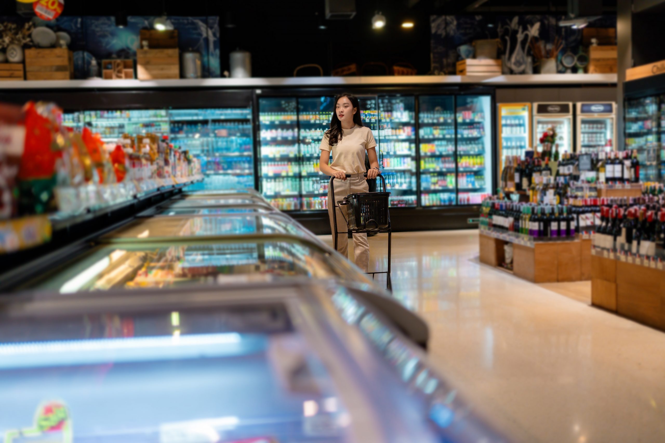 Clienta en pasillo refrigerado de supermercado